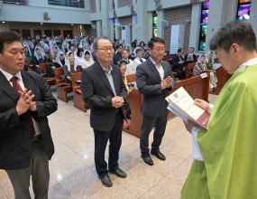 2026년 6월 21일 교중미사 중

성체 분배 직무 수여 증명서 전달식이 있었습니다.

강신현 야고보
이동호 요셉
이재식 요셉