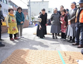 역전에 역전을 거듭한 명승부였습니다.
유치부 아이들의 정겨운 윷놀이입니다.
