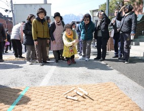 각 구역 선수들의 즐거운 윷놀이 입니다.