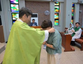 교중미사 중

여정 봉사자 교육 수료증 수여식과
박정란 가브리엘라

전입 교우 환영식이 있었습니다.
1구역 (토마) 정현성 요셉