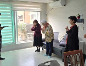시몬구역 (10구역)
홍신자 마리아, 남지연 아녜스 자매님 댁에
가정 축복식 위해 방문하였습니다.