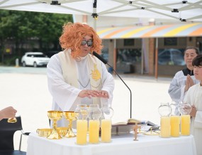지극히 거룩하신 삼위일체 대축일
2025년 6월 15일 오전 10시 30분에
숭미초등학교에서 본당의 날 야외미사 
무더운 날씨에 수고해 주신 모든 분들께 감사드립니다.