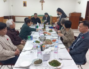 2025년 5월 7일 수요일
어버이날을 맞이하여 신부님께서 우이성당 사제/수도자 부모님을 초대하시어
카네이션을 달아드리고 저녁 식사로 오리진흙구이를 대접하였습니다.
김형준 바오로 신부님, 한철호 라이문도 신부님, 노승민 바르톨로메오 신부님, 송화영 시몬베드로 신부님,
봉원민 브루노 신부님의 부모님, 총 여덟분이 참석하셨습니다.