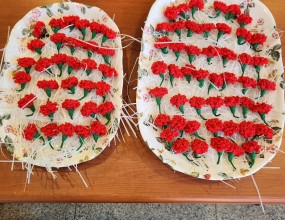 어버이날을 맞이하여 신부님께서 직접 준비하신 카네이션 꽃을
           신부님과 수녀님께서 신자들에게 직접 달아주시고
                  여름용 예쁜 장갑을 선물로 드렸습니다.
 사목위와 여성구역에서 신부님과 수녀님께 감사의 꽃다발을 
                             전해드렸습니다.

                *** 신부님과 수녀님께 감사드립니다 ***