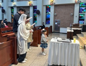5월 3일 토요일
이서현 스콜라스티카 양의 유아 세례식이 있었습니다.