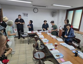 체나콜로 기도모임이 벌써 1년이 되었습니다.
지난 1년동안 지켜주시고 기도할 수 있는 은총 베풀어주심에 감사드리며
성모님께 빨간 장미꽃을 봉헌하였습니다.
신부님께서도 축하해 주시며 케익을 3개나 준비해주셨습니다.
감사합니다.