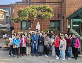 신부님, 원장수녀님과 구역장, 반장들이 오랜만에 속초 영랑호 벚꽃놀이 야유회를
다녀왔습니다. 사목회와 재정분과장님, 교욱분과장님, 문체분과장님의 성원으로
김밥과 멋진 곳에서 커피/차도 즐길 수 있었습니다.
이 밖에도 필립보 구역과 토마구역에서 송편과 대저토마토를 제공해주셨고
덕분에 행복하고 즐거운 시간 보내고 왔습니다.
이러한 시간을 만들어 주신 신부님과 함께 해주신 수녀님께 감사드립니다.
