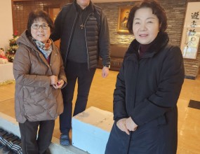 성탄과 연말연시를 맞이하여 신부님께서 명상의집에 사골국물과 김치찌개, 떡국떡을 준비해주셔서 전달해드렸습니다.